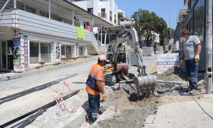 Kuşadası’nın denize çıkan sokakları yenileniyor