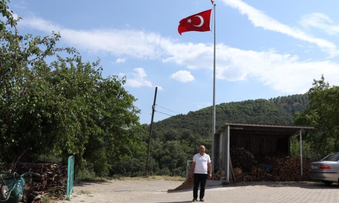 Kuşçular Mahallesi’nde Türk Bayrağı göndere çekildi