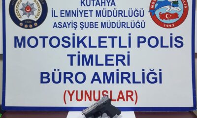 Kütahya’da bir araçta kurusıkıdan bozma tabanca ele geçirildi