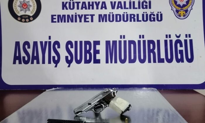 Kütahya’da bir şahsın çantasında ruhsatsız tabanca ele geçirildi