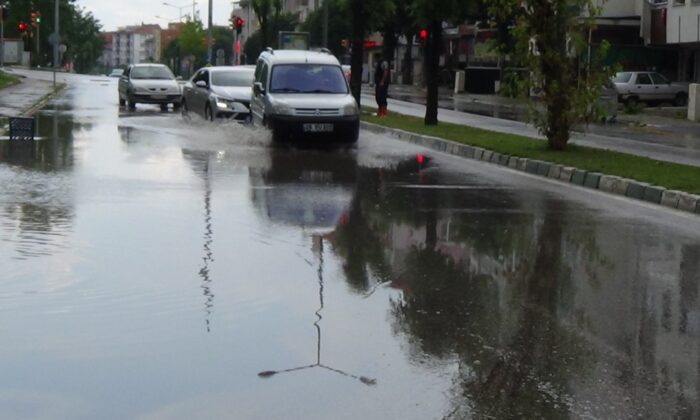 Kütahya’da etkili sağanak sele dönüştü