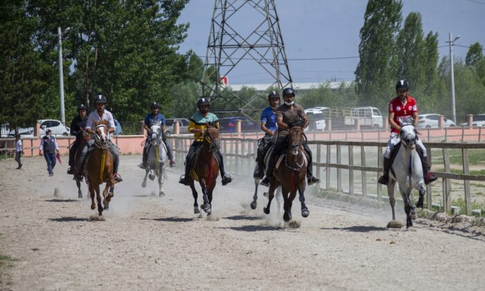 Kütahya’da rahvan at yarışları heyecanı