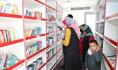 Kütüphane geziyor, mahalleli okuyor