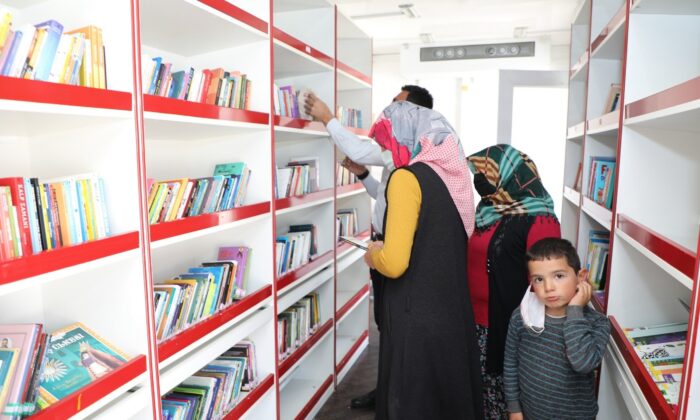 Kütüphane geziyor, mahalleli okuyor