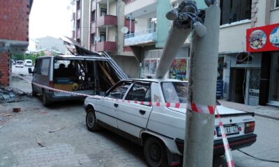 Kuvvetli rüzgar çatıları uçurdu, direkleri devirdi