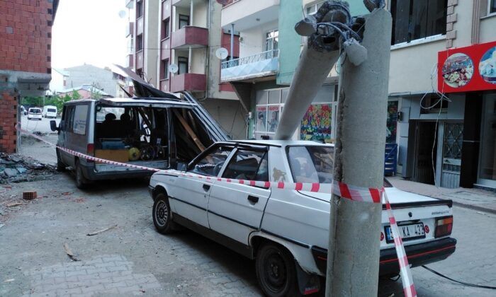 Kuvvetli rüzgar çatıları uçurdu, direkleri devirdi