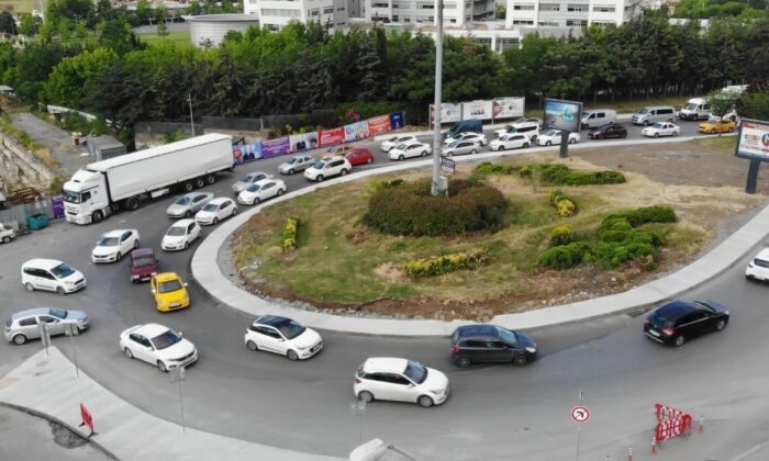 Kuyumcukent’te İBB’nin yaptığı kavşak çalışması trafiği kilitledi