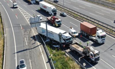Kuzey Marmara Otoyolunda bariyerlere çarpan tır sürücüsü ağır yaralandı