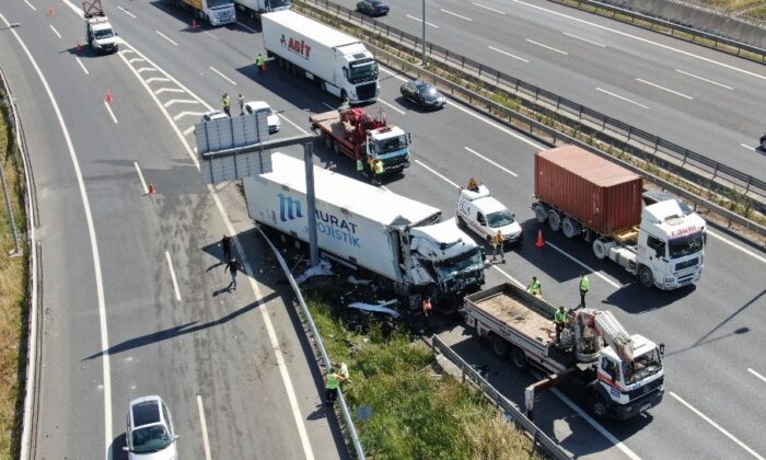Kuzey Marmara Otoyolunda bariyerlere çarpan tır sürücüsü ağır yaralandı