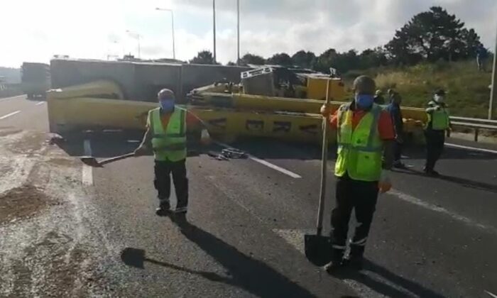 Kuzey Marmara Otoyolu’nda kontrolden çıkan vinç devrildi:1 yaralı
