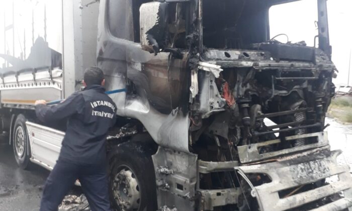 Laminat parke yüklü tır alev alev yandı