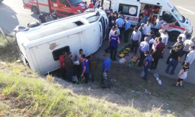 Lastiği patlayan minibüs devrildi: 8 yaralı