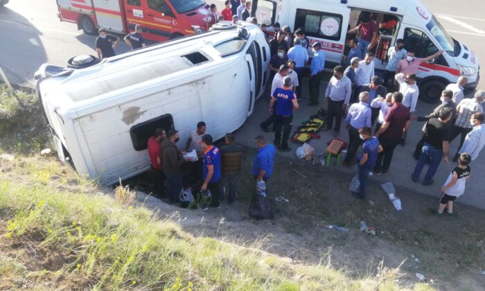 Lastiği patlayan minibüs devrildi: 8 yaralı