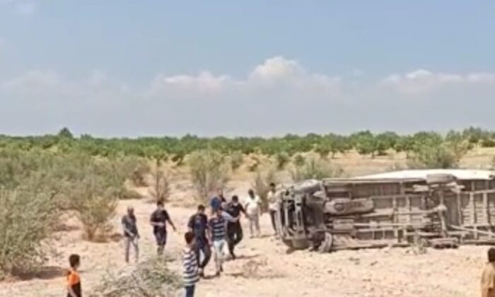 Lastiği patlayan minibüs taklalar attı: 4 yaralı