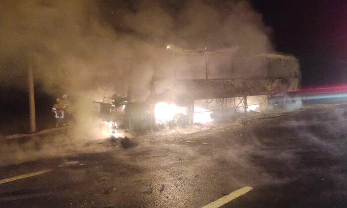 Lastiği patlayan otobüs alev alev yandı, facianın eşiğinden dönüldü