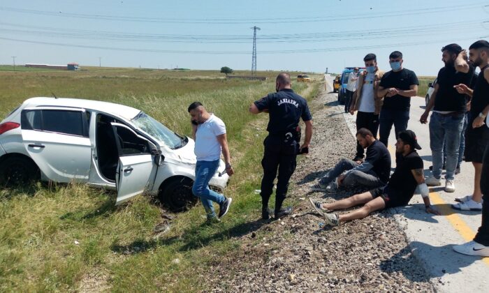 Lastiği patlayan otomobil takla attı