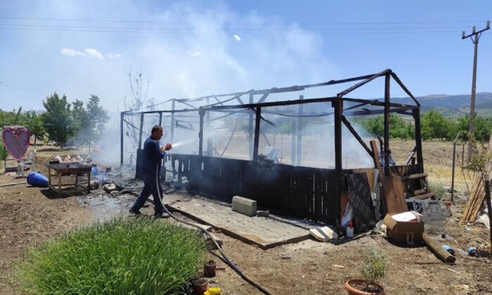 Lavanta bahçesinde çıkan yangın, bahçeyi kullanılamaz hale getirdi