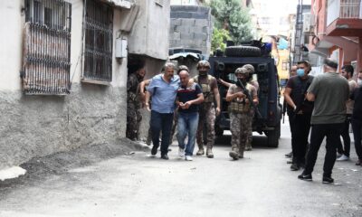 Linç edilmekten polis havaya ateş açarak kurtardı