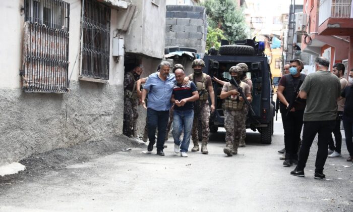 Linç edilmekten polis havaya ateş açarak kurtardı
