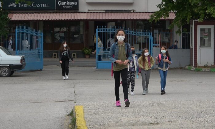 Lise ve ortaokullar yüz yüze eğitime başladı