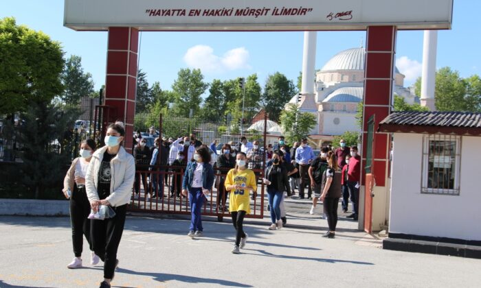 Liselere Geçiş Sistemi (LGS) sınavının ilk oturumu başladı