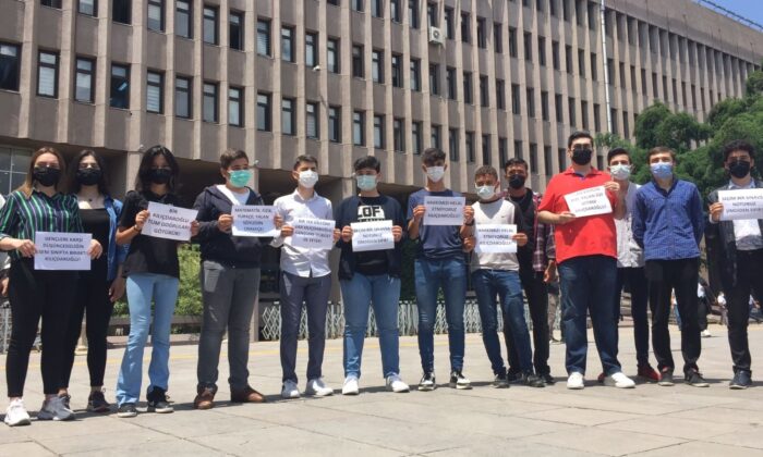 Liseli gençlerden Kılıçdaroğlu’na 1 TL’lik tazminat