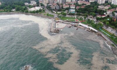 Lodosun kıyıya sürüklediği müsilaj, drone ile havadan görüntülendi