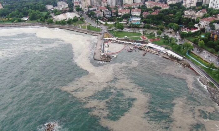 Lodosun kıyıya sürüklediği müsilaj, drone ile havadan görüntülendi