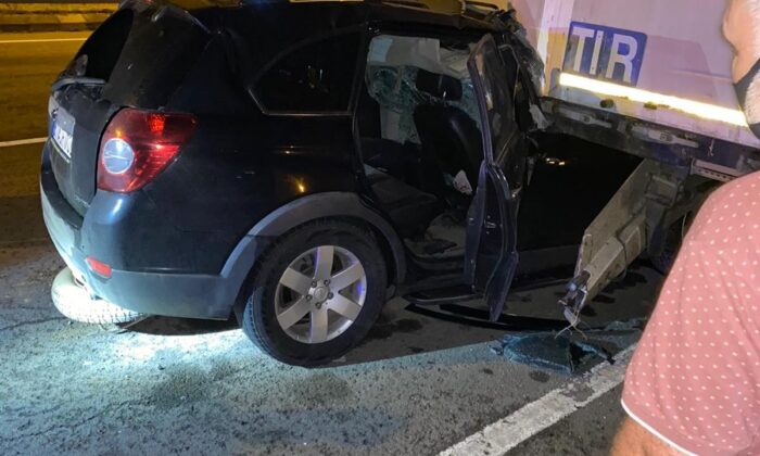 Lüks jip park halindeki tırın altına girdi: 1 ağır yaralı