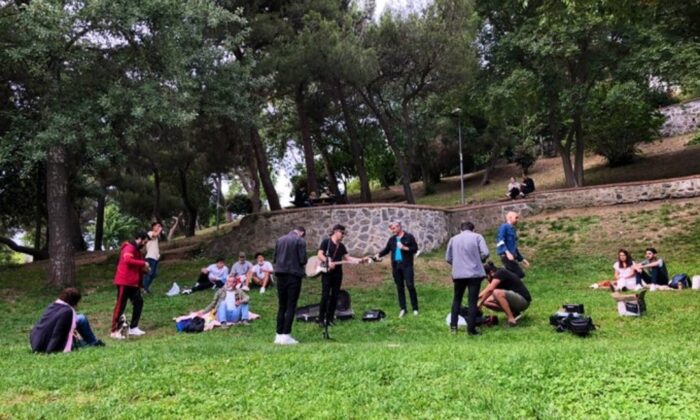 Maçka Parkı’nda korona virüsü hiçe sayarak açık hava konseri verdiler