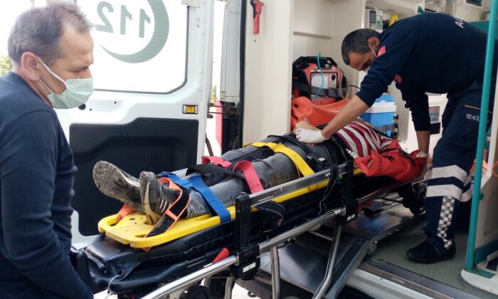 Maden ocağında hafriyat kamyonu devrildi: 1 yaralı