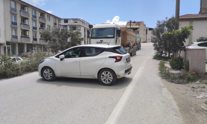 Mahalle sakinlerinin ağır tonajlı kamyon isyanı