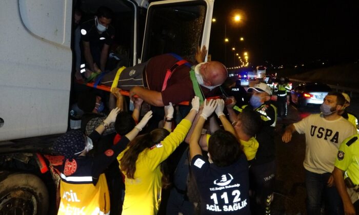 Makaslama yapıp bariyerin saplandığı tırda can pazarı