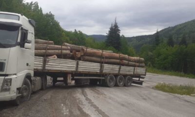 Makaslayan tır yolu trafiğe kapattı