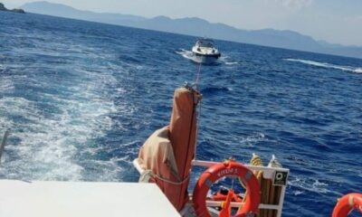 Makine dairesinde yangın çıkan teknedeki 2 kişi kurtarıldı