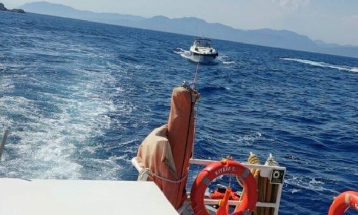 Makine dairesinde yangın çıkan teknedeki 2 kişi kurtarıldı