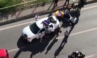 Maltepe’de hız yapan motokurye otomobilin tavanına uçtu