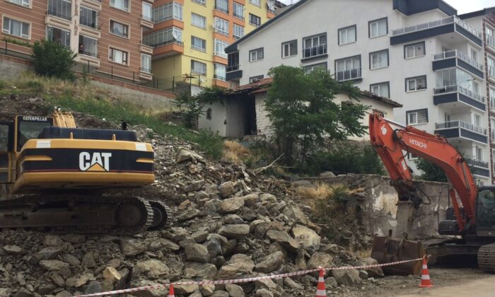 Mamak Belediye Başkanı Köse, temeli çöken ve otoparkı hasar gören binada incelemelerde bulundu