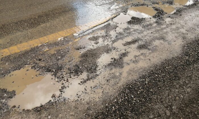 Mamak’ta sağanak sonrası meydana gelen sel altyapı çalışmalarının olduğu yolu tahrip etti