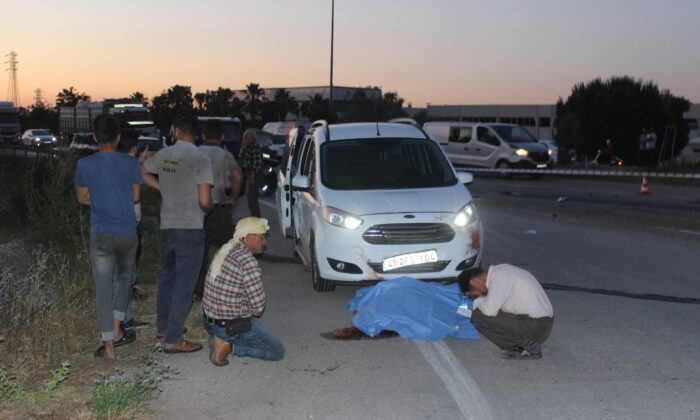 Manisa’da karşı şeride geçen otomobil takla attı: 1 ölü