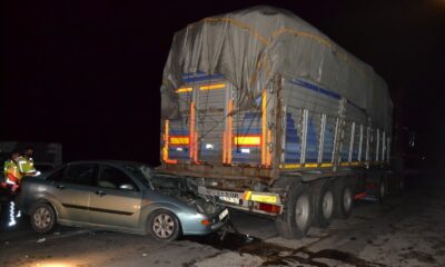 Manisa’da otomobil park halindeki tıra çarptı: 5 yaralı