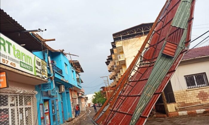Manisa’da şiddetli fırtına ve yağmur etkili oldu