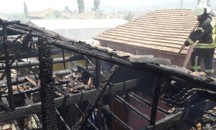 Manisa’da tek katlı ev tamamen yandı