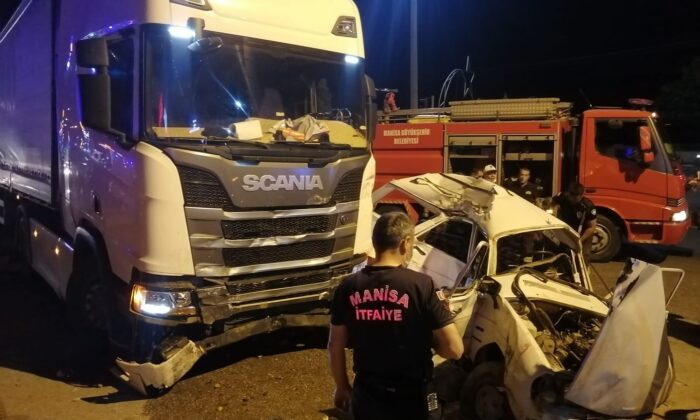 Manisa’da tır otomobili biçti: 1’si ağır 2 yaralı