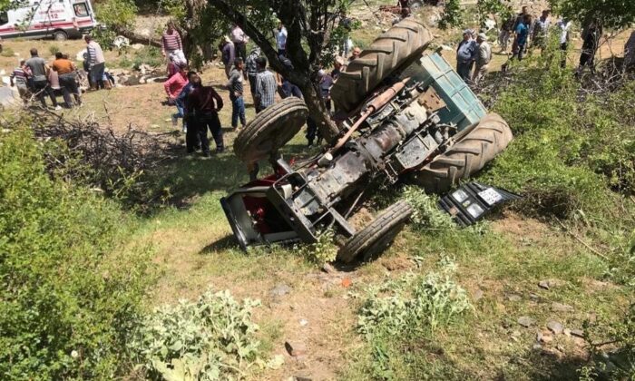 Manisa’da traktör devrildi: 5 yaralı