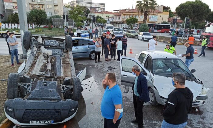 Manisa’da zincirleme trafik kazası: 3 yaralı