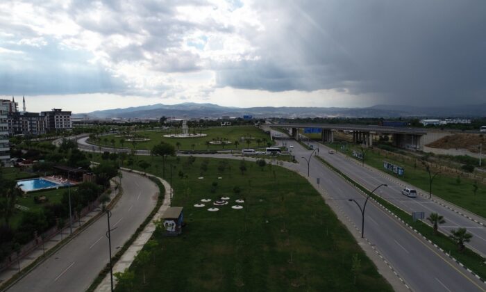 Manisa’nın giriş ve çıkışları yapılan peyzaj çalışmalarıyla güzelleşiyor