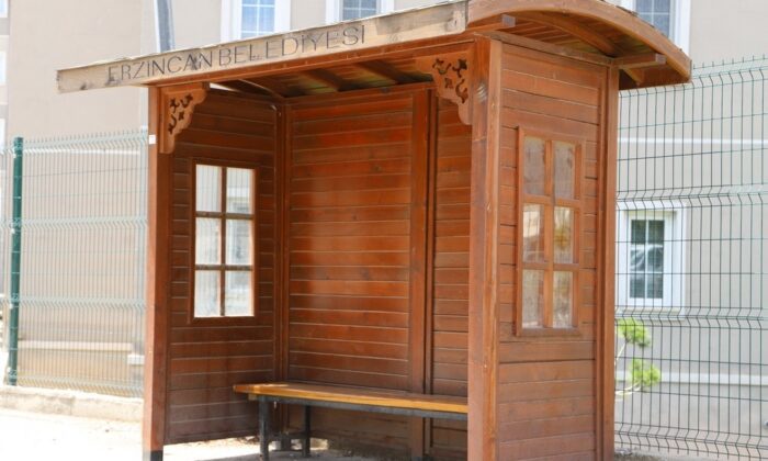 Marangozhanede üretilen ahşap duraklar kente güzellik kattı