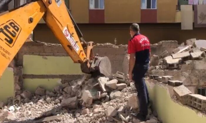 Mardin’de itfaiye ekipleri metruk binada mahsur kalan köpek için seferber oldu