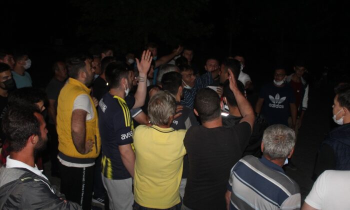 Market çalışanını bıçaklayan zanlıyı linç edilmekten jandarma kurtardı